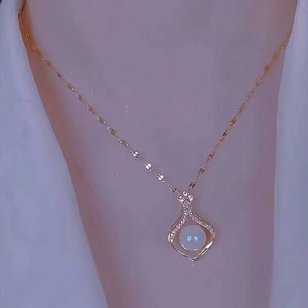 Gorgeous Faux Pearl Water Drop Pendant Necklace